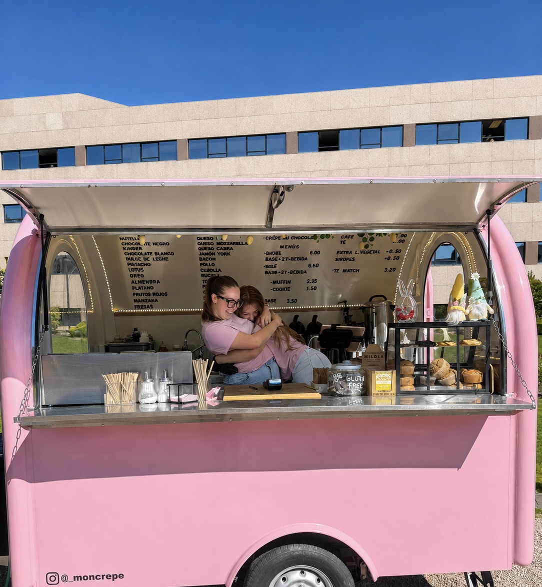 Equipo Mon Crêpe dentro del foodtruck